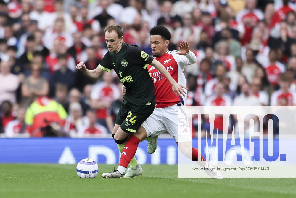 12th April 2025; Emirates Stadium, London, England; Premier League Football, Arsenal versus Brentford; Mikkel Damsgaard of Brentford feels pressure from Ethan Nwaneri of Arsenal ActionPlus12773932 HenningxVonxJagow