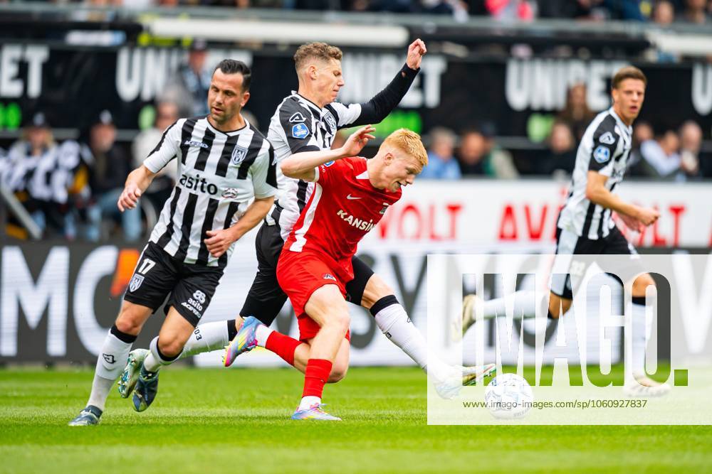 ALMELO, Stadium Asito, 13-04-2025 , season 2024 2025 , Dutch Eredivisie Football during the match Heracles - AZ , Heracles Almelo player Thomas Bruns AZ player Kees Smit Heracles Almelo player Suf Podgoreanu Heracles - AZ x28737234x