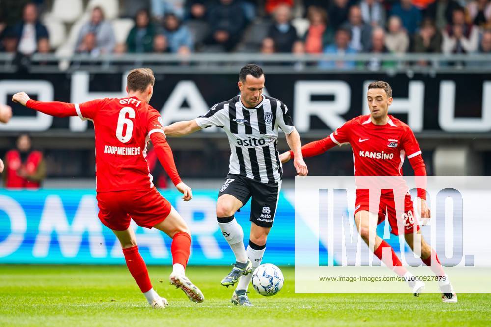 ALMELO, Stadium Asito, 13-04-2025 , season 2024 2025 , Dutch Eredivisie Football during the match Heracles - AZ , Heracles Almelo player Thomas Bruns AZ player Zico Buurmeester Heracles - AZ x28737275x