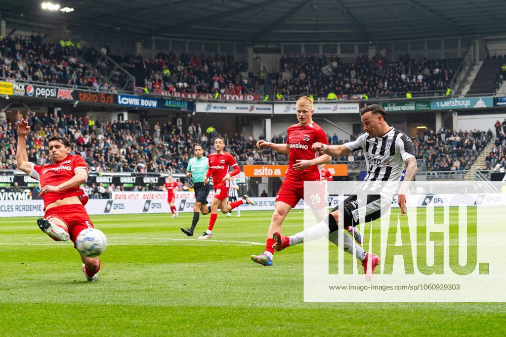 ALMELO, Stadium Asito, 13-04-2025 , season 2024 2025 , Dutch Eredivisie Football during the match Heracles - AZ , AZ player Alexandre Penetra AZ player Kees Smit Heracles Almelo player Mario Engels Heracles - AZ x28737888x