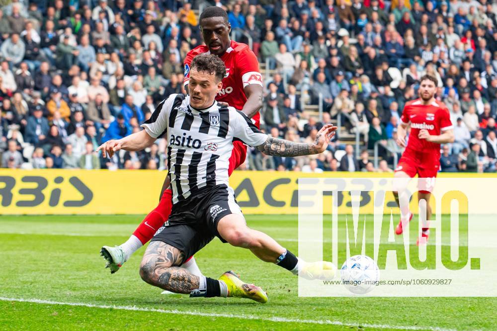 ALMELO, Stadium Asito, 13-04-2025 , season 2024 2025 , Dutch Eredivisie Football during the match Heracles - AZ , AZ player Bruno Martins Indi Heracles Almelo player Jizz Hornkamp Heracles - AZ x28738151x