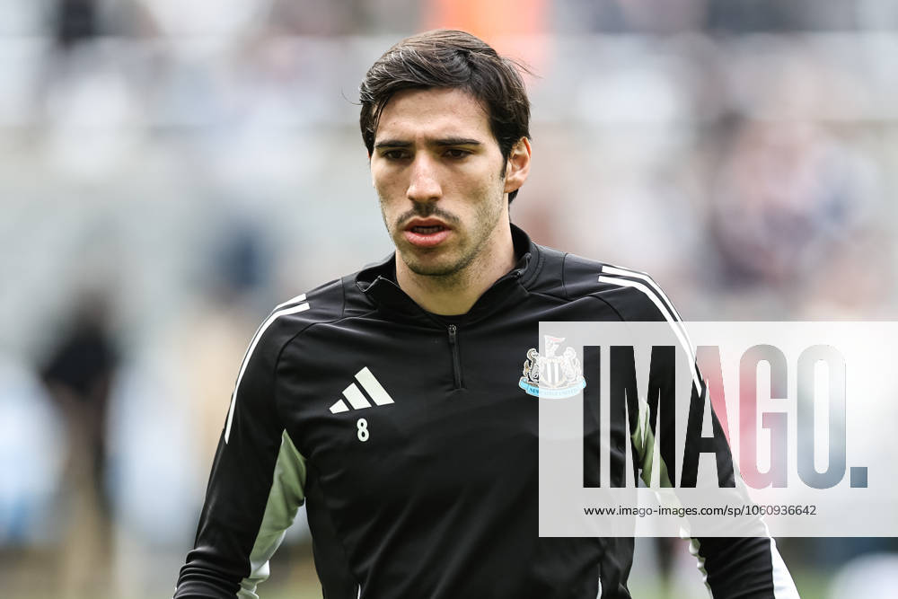 Premier League Newcastle United v Manchester United, ManU Sandro Tonali of Newcastle United in the pregame warmup session during the Premier League match Newcastle United vs Manchester United at St. James s Park, Newcastle, United Kingdom, 13th April 2025 (Photo by Mark Cosgrove News Images) Newcastle St. James s Park Tyne and Wear United Kingdom