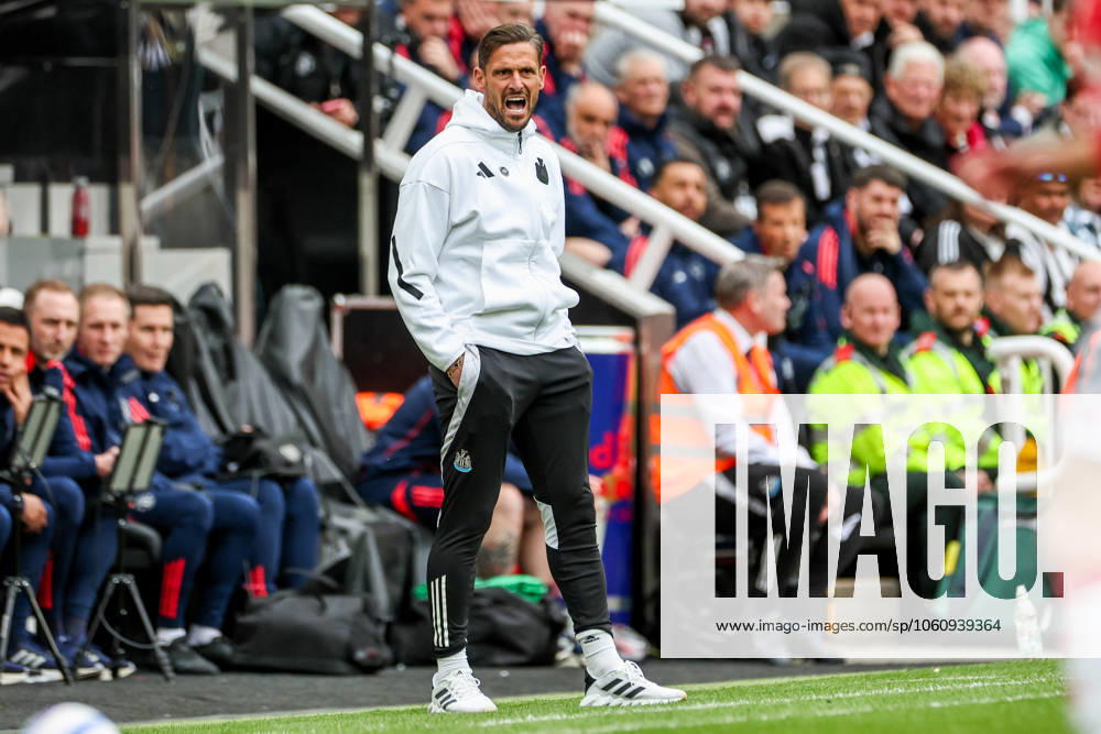 Premier League Newcastle United v Manchester United, ManU Jason Tindell, assistant coach of Newcastle United gives the team instructions during the Premier League match Newcastle United vs Manchester United at St. James s Park, Newcastle, United Kingdom, 13th April 2025 (Photo by Mark Cosgrove News Images) Newcastle St. James s Park Tyne and Wear United Kingdom