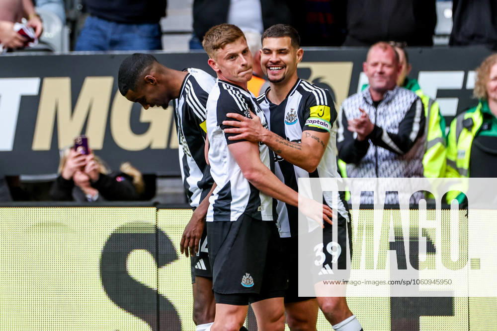 Premier League Newcastle United v Manchester United, ManU Bruno Guimaraes of Newcastle United celebrates his goal with teammates to make it 4-1 during the Premier League match Newcastle United vs Manchester United at St. James s Park, Newcastle, United Kingdom, 13th April 2025 (Photo by Mark Cosgrove News Images) Newcastle St. James s Park Tyne and Wear United Kingdom