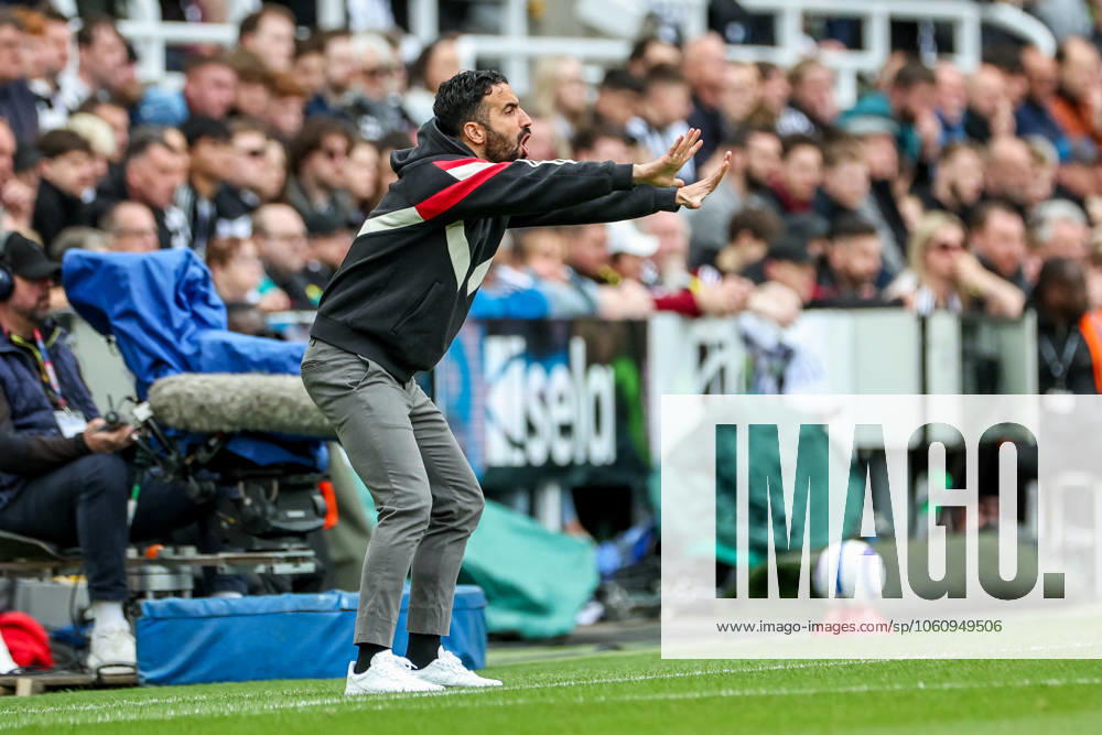 Premier League Newcastle United v Manchester United, ManU Ruben Amorim of Manchester United gives the team instructions during the Premier League match Newcastle United vs Manchester United at St. James s Park, Newcastle, United Kingdom, 13th April 2025 (Photo by Mark Cosgrove News Images) Newcastle St. James s Park Tyne and Wear United Kingdom