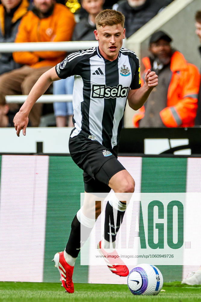Premier League Newcastle United v Manchester United, ManU Harvey Barnes of Newcastle United runs with the ball during the Premier League match Newcastle United vs Manchester United at St. James s Park, Newcastle, United Kingdom, 13th April 2025 (Photo by Mark Cosgrove News Images) Newcastle St. James s Park Tyne and Wear United Kingdom