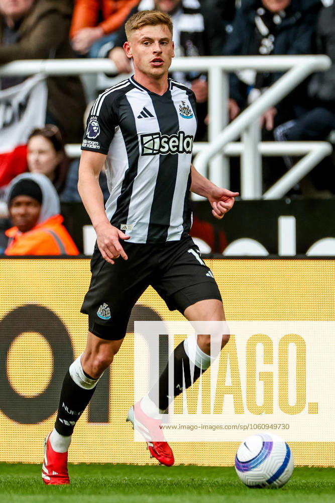 Premier League Newcastle United v Manchester United, ManU Harvey Barnes of Newcastle United runs with the ball during the Premier League match Newcastle United vs Manchester United at St. James s Park, Newcastle, United Kingdom, 13th April 2025 (Photo by Mark Cosgrove News Images) Newcastle St. James s Park Tyne and Wear United Kingdom