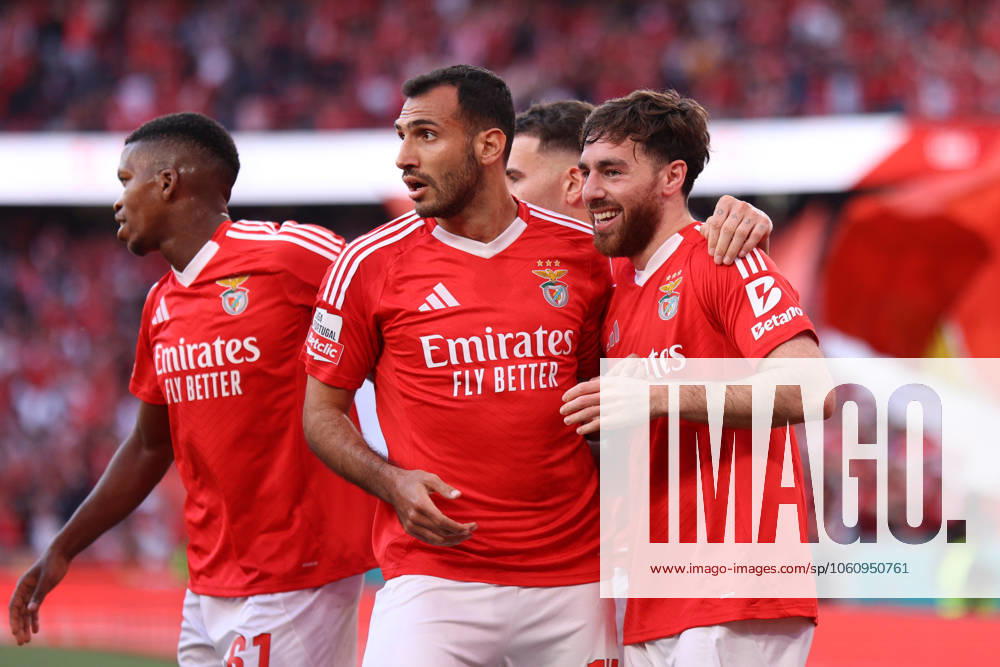 SL Benfica v FC Arouca - Liga Portugal BetClic Orkun Kokcu celebra golo com Pavlidis e Florentino durante partida entre SL Benfica v FC Arouca valida pela Liga Portugal BetClic no Estadio da Lu, Lisboa, Portugal (Foto de Diogo Faria Reis Avant Sports) Lisbon Estadio da Luz Portugal