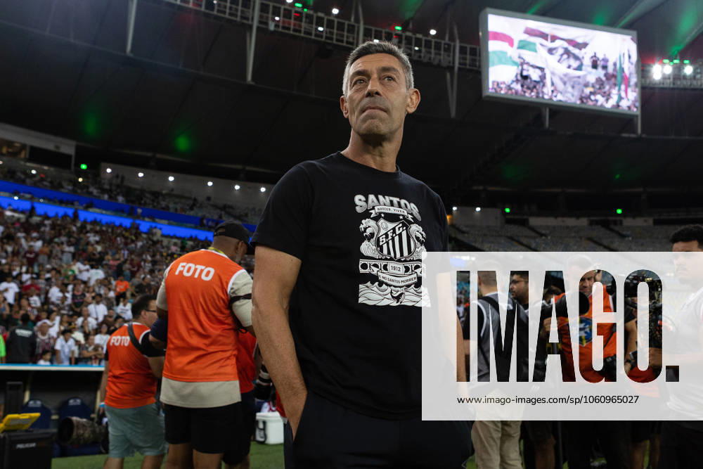 Rio de Janeiro, Rio de Janeiro, BRA: RIO DE JANEIRO, BRAZIL - APRIL 13: PEDRO CAIXINHA, Head Coach of Santos, looks on prior the match between Fluminense and Santos as part of Brasileirao 2025 at Maracana Stadium on April 13, 2025 in Rio de Janeiro, Brazil. Rio de Janeiro BRA - ZUMAc227 20250413_zsp_c227_003