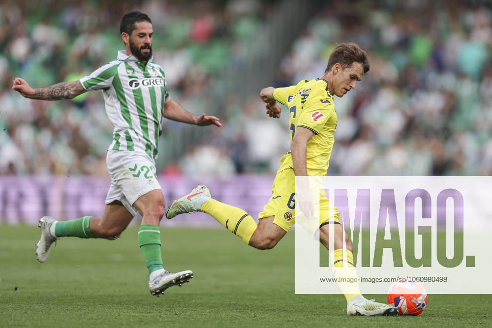 ESP: Real Betis - Villarreal CF. La Liga EA Sports. Date 31 Denis Suarez of Villarreal CF and Isco Alarcon of Real Betis during the La Liga EA Sports, date 31 between Real Betis and Villarreal CF played at Benito Villamarin Stadium on April 13, 2024 in Sevilla, Spain. kpng