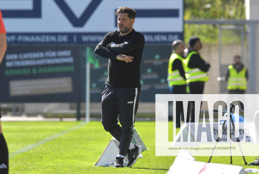 GER, Soccer, Regionalliga West, Season 2024 2025, Matchday 29, Häcker Wiehenstadion, Rödinghausen SC Rödinghausen FC Gütersloh 1 4 Farat Toku Coach SV Rödinghausen , Action, Single image, Cross, Facial expression, Gesture, Coach, Coach