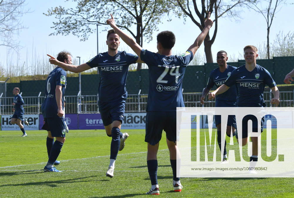 GER, Soccer, Regionalliga West, Season 2024 2025, Matchday 29, Häcker Wiehenstadion, Rödinghausen SC Rödinghausen FC Gütersloh 1 4 Goal Cheering FC Gütersloh Goal scorer Patrik Twardzik and Sandro Reyes all FC Gütersloh, v L , action, single picture, cross, facial expression, gesture, cheer, cheer, joy, rejoice