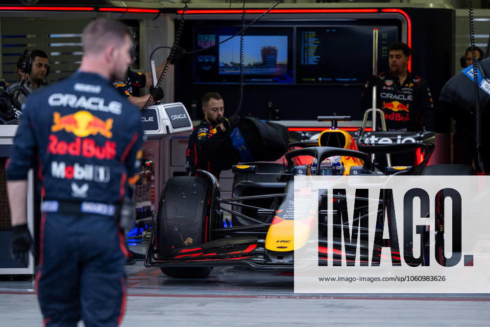 Max Verstappen Oracle Red Bull Racing, Netherlands, 01 in RB21 driving out of the pits into the pit lane, mechanics from his team in front, BAH, Formula 1 World Championship, Gulf Air Grand Prix of Bahrain, Bahrain International Circuit, Race, 2025 season, 13 04 2025 BAH, Formula 1 World Championship, Gulf Air Grand Prix of Bahrain, Bahrain International Circuit, Race, 2025 season, 13 04 2025 Sakhir