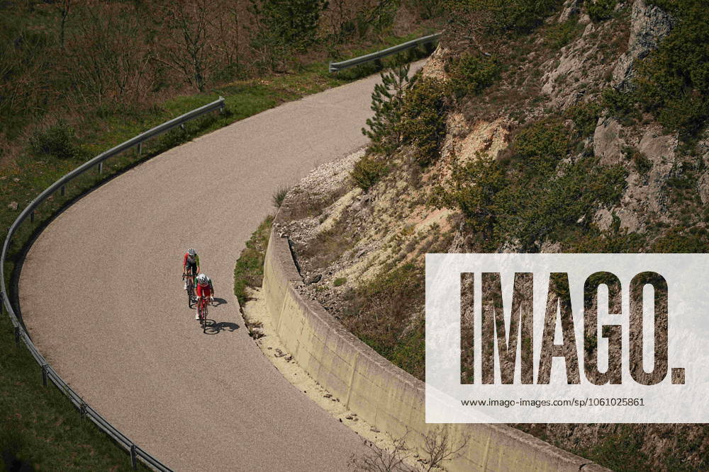 The pack rides during the Giro dAbruzzo, stage from Tocco da Casauria to Penne (138 km) - Abruzzo - Wednesday, April 16, 2025. - cycling .