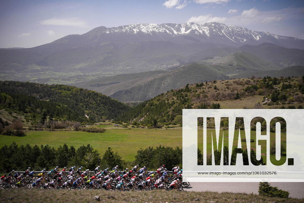 The pack rides during the Giro dAbruzzo, stage from Tocco da Casauria to Penne (138 km) - Abruzzo - Wednesday, April 16, 2025. - cycling .
