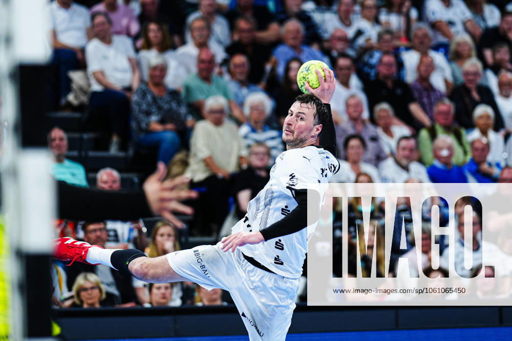 Throw Goal Domagoj Duvnjak THW Kiel, 04 GER, THW Kiel vs Fuechse Berlin, Handball, Bundesliga, Matchday, 27, Season 2024 2025, 16 04 2025 GER, THW Kiel vs Fuechse Berlin, Handball, Bundesliga, Matchday, 27, Season 2024 2025, 16 04 2025 Kiel
