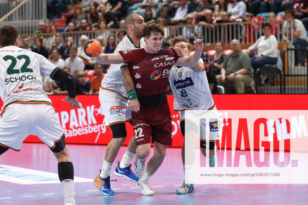 Handball Daikin HBL, VfL Potsdam HSG Wetzlar, v l Vladimir Vranjes Wetzlar, 14 , Maxim Orlov Potsdam, 22 , Viktor Norberg Wetzlar, 8 duel, duel, fight, tackle Potsdam