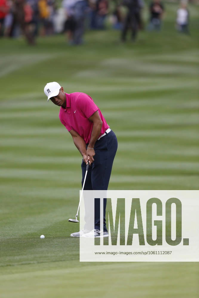 The 2015 Waste Management Phoenix Open Tiger Woods putts from off the green as he has problems with his chipping on the first day 29 01 2015 WM Phoenix Open 2015, TPC Scottsdale, Arizona, USA 29th January 2015
