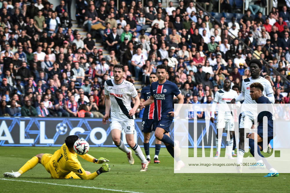 Ligue 1 PSG vs Havre AC - FA Paris Saint-Germain’s forward Goncalo Ramos kicks the ball during the French L1 football match between Paris Saint-Germain and Havre AC at the Parc des Princes stadium in Paris on Avril 19, 2025. Photo by Firas Abdullah ABACAPRESS.COM Paris Île-de-France France