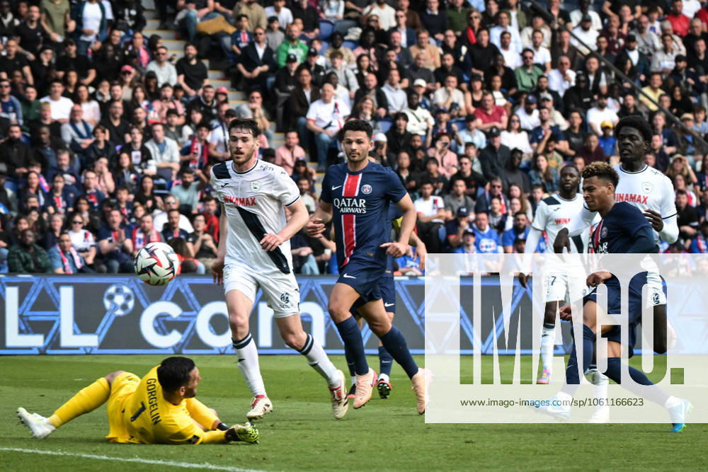 Ligue 1 PSG vs Havre AC - FA Paris Saint-Germain’s forward Goncalo Ramos kicks the ball during the French L1 football match between Paris Saint-Germain and Havre AC at the Parc des Princes stadium in Paris on Avril 19, 2025. Photo by Firas Abdullah ABACAPRESS.COM Paris Île-de-France France