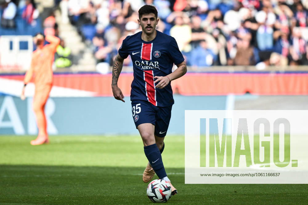 Ligue 1 PSG vs Havre AC - FA Paris Saint-Germain’s defender Lucas Beraldo controls the ball during the French L1 football match between Paris Saint-Germain and Havre AC at the Parc des Princes stadium in Paris on Avril 19, 2025. Photo by Firas Abdullah ABACAPRESS.COM Paris Île-de-France France