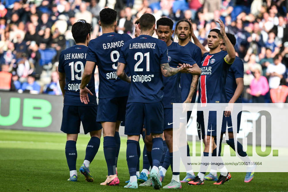 Ligue 1 PSG vs Havre AC - FA Paris Saint-Germain’s forward Goncalo Ramos celebrates scoring a goal with teammates during the French L1 football match between Paris Saint-Germain and Havre AC at the Parc des Princes stadium in Paris on Avril 19, 2025. Photo by Firas Abdullah ABACAPRESS.COM Paris Île-de-France France