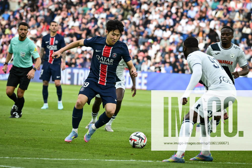 Ligue 1 PSG vs Havre AC - FA Paris Saint-Germain’s midfielder Lee Kang-in fights for the ball during the French L1 football match between Paris Saint-Germain and Havre AC at the Parc des Princes stadium in Paris on Avril 19, 2025. Photo by Firas Abdullah ABACAPRESS.COM Paris Île-de-France France