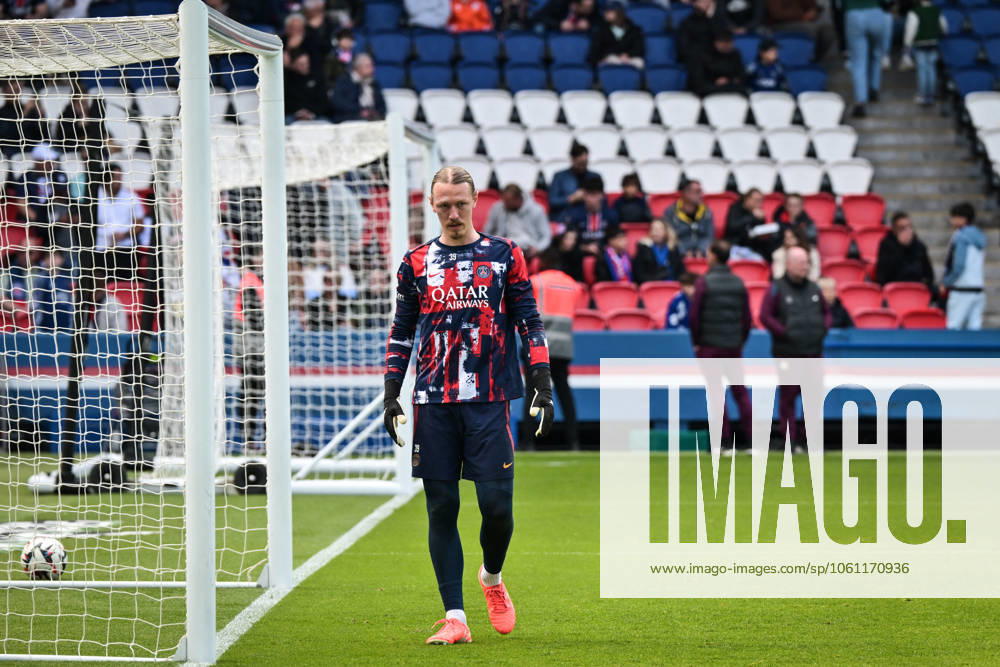 Ligue 1 PSG vs Havre AC - FA Paris Saint-Germain’s goalkeeper Matvey Safonov warms up before the French L1 football match between Paris Saint-Germain and Havre AC at the Parc des Princes stadium in Paris on Avril 19, 2025. Photo by Firas Abdullah ABACAPRESS.COM Paris Île-de-France France