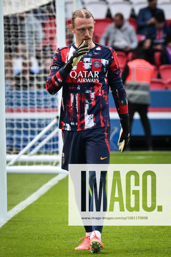 Ligue 1 PSG vs Havre AC - FA Paris Saint-Germain’s goalkeeper Matvey Safonov warms up before the French L1 football match between Paris Saint-Germain and Havre AC at the Parc des Princes stadium in Paris on Avril 19, 2025. Photo by Firas Abdullah ABACAPRESS.COM Paris Île-de-France France