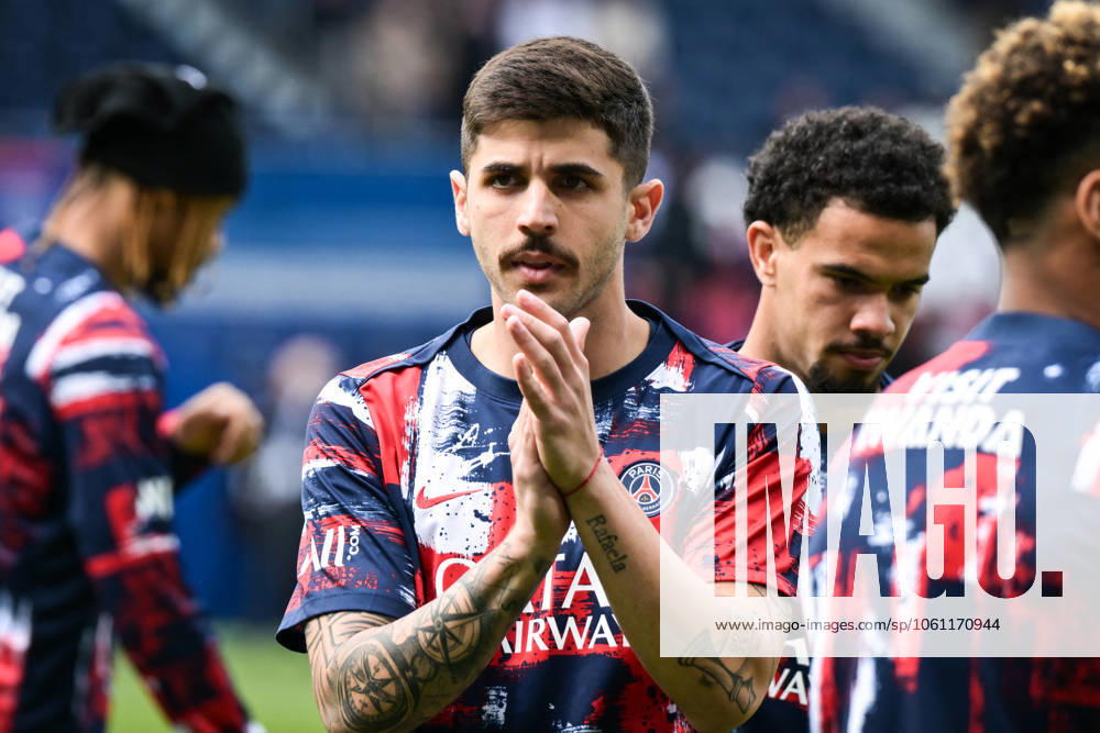 Ligue 1 PSG vs Havre AC - FA Paris Saint-Germain’s defender Lucas Beraldo warms up before the French L1 football match between Paris Saint-Germain and Havre AC at the Parc des Princes stadium in Paris on Avril 19, 2025. Photo by Firas Abdullah ABACAPRESS.COM Paris Île-de-France France