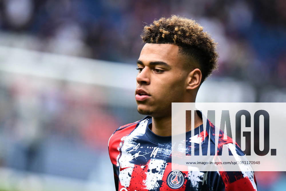 Ligue 1 PSG vs Havre AC - FA Paris Saint-Germain’s forward Desire Doue warms up before the French L1 football match between Paris Saint-Germain and Havre AC at the Parc des Princes stadium in Paris on Avril 19, 2025. Photo by Firas Abdullah ABACAPRESS.COM Paris Île-de-France France