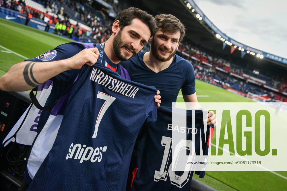 Ligue 1 PSG vs Havre AC - FA Paris Saint-Germain’s forward Khvicha Kvaratskhelia exchanges his jersey with a fan after the French L1 football match between Paris Saint-Germain and Havre AC at the Parc des Princes stadium in Paris on Avril 19, 2025. Photo by Firas Abdullah ABACAPRESS.COM Paris Île-de-France France
