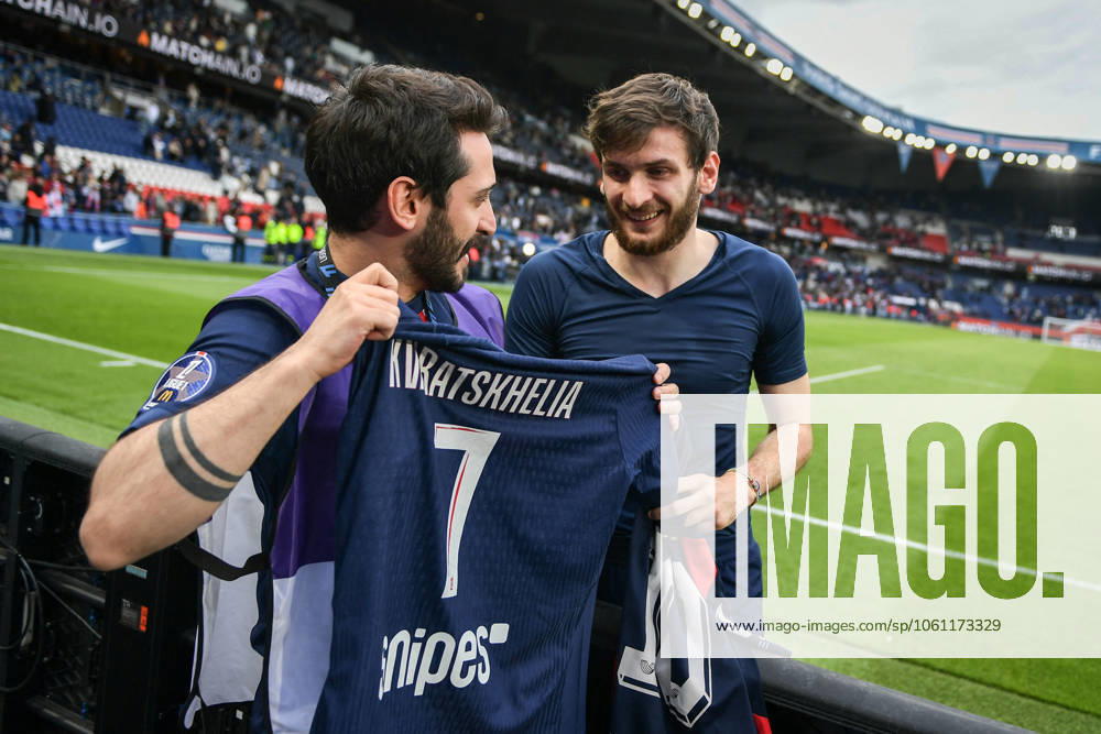 Ligue 1 PSG vs Havre AC - FA Paris Saint-Germain’s forward Khvicha Kvaratskhelia exchanges his jersey with a fan after the French L1 football match between Paris Saint-Germain and Havre AC at the Parc des Princes stadium in Paris on Avril 19, 2025. Photo by Firas Abdullah ABACAPRESS.COM Paris Île-de-France France