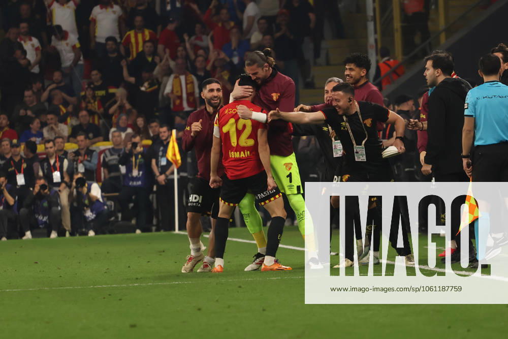 Ismail Koybasi (12) of Goztepe celebrates after scoring the first goal of his team with teammates during the Turkish Super Legue match between Goztepe and Besiktas at Gursel Aksel Stadium in Izmir , Turkey on April 19 , 2025. ( Photo by Seskimphoto ) Izmir Turkey Izmir Turkey