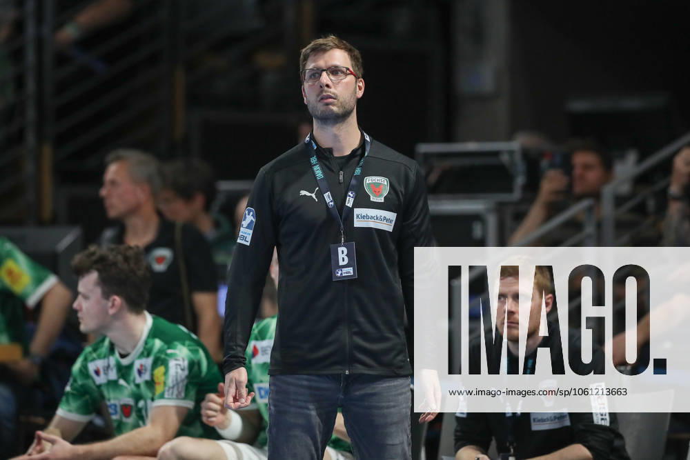 Handball Daikin HBL, Fuechse Berlin TSV Hannover Burgdorf, v l Jaron Siewert Berlin, Trainer Berlin