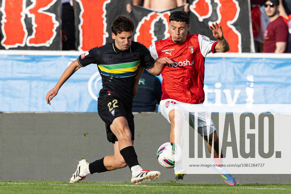 Ismael Gharbi of SC Braga and Pedro Carvalho of Estoril Praia SAD seen in action during the Liga Portugal Betclic match between Estoril Praia SAD and SC Braga at Estadio Antonio Coimbra da Mota. Cascais Portugal - ZUMAs197 20230130_aaa_s197_116
