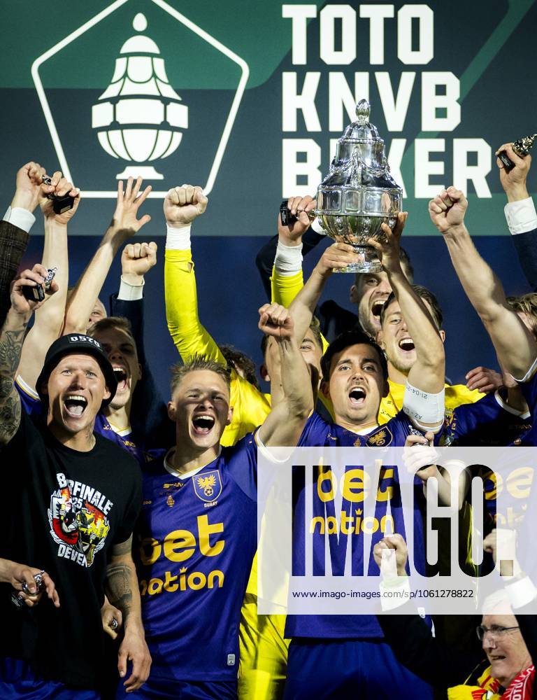 ROTTERDAM - Go Ahead players celebrate winning the cup after the KNVB Cup final between AZ Alkmaar and Go Ahead Eagles at Feyenoord Stadium de Kuip on April 21, 2025 in Rotterdam, Netherlands. ANP KOEN VAN WEEL Dutch Cup final 2024 25 ANPxSportx IVx 525000599 originalFilename: 525000599