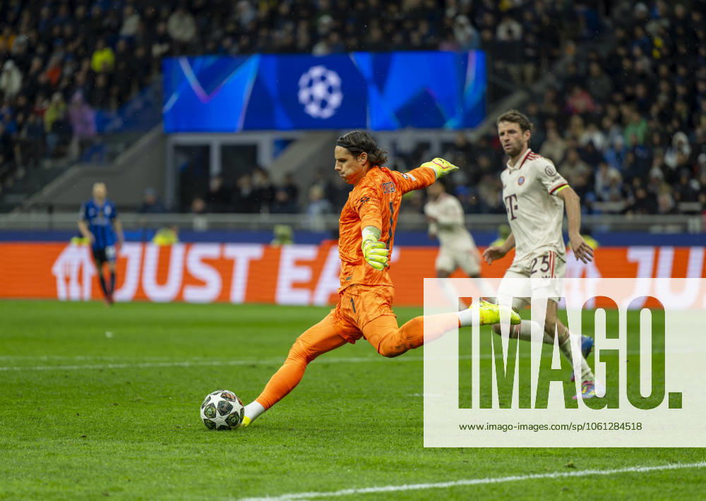 Football UEFA Champions League 2024 2025 quarter-final second leg, Inter Milan FC Bayern Munich, at Giuseppe Meazza Stadium Milan , Goalkeeper Yann Sommer Inter Milan Tee off