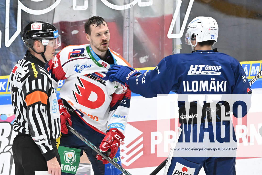 Finale play off hokejove extraligy - 4. zapas: HC Kometa Brno - HC Dynamo Pardubice, 22. dubna 2025, Brno. Zleva hlavni rozhodci Robin Sir, Milos Kelemen z Pardubic a Arttu Ilomaki z Brna. (CTKxPhoto VaclavxSalek) CTKPhotoP2025042207012 CTKPhotoP2025042207012