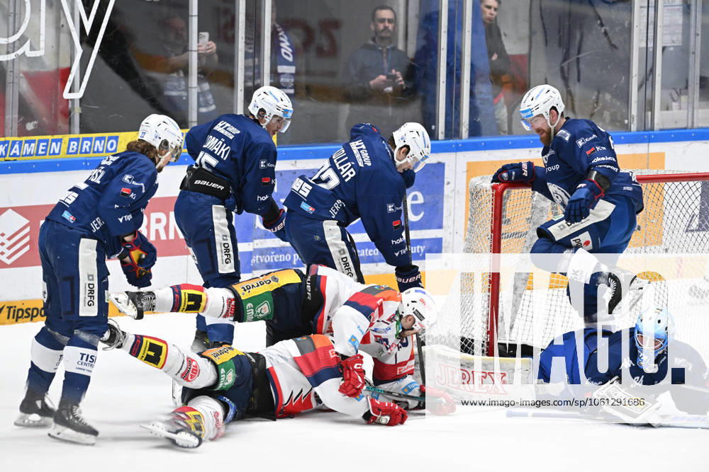 Finale play off hokejove extraligy - 4. zapas: HC Kometa Brno - HC Dynamo Pardubice, 22. dubna 2025, Brno. Zleva Kristian Pospisil z Brna, Arttu Ilomaki z Brna, Jachym Kondelik z Pardubic, Andrej Kollar z Brna, Milos Kelemen z Pardubic, Rhett Holland z Brna a brankar Michal Postava z Brna. (CTKxPhoto VaclavxSalek) CTKPhotoP2025042207042 CTKPhotoP2025042207042