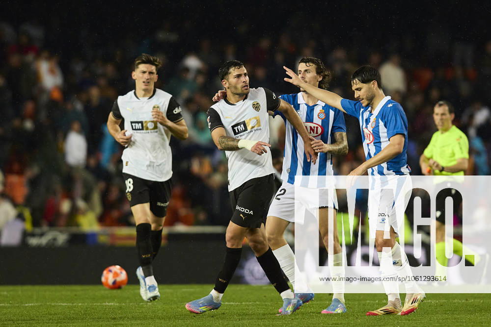 LaLiga EA Sports, Valencia CF v RCD Espanyol de Barcelona VALENCIA, SPAIN - APRIL 22: Hugo Duro Centre-Forward of Valencia CF reacts front Alvaro Tejero Right-Back of Espanyol de Barcelona during the LaLiga EA Sports match between Valencia CF and RCD Espanyol de Barcelona at Mestalla Stadium on April 22, 2025 in Valencia, Spain. (Photo by Jose Torres Photo Players Images Magara Press) Valencia Mestalla Stadium Spain