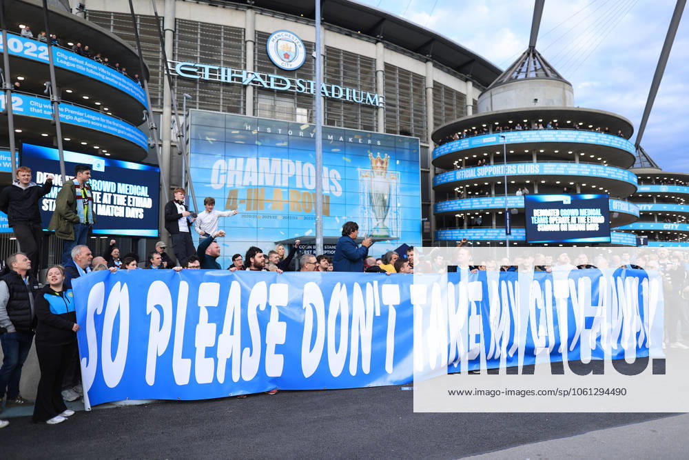 Fußball Premier League Manchester City gegen Aston Villa 22. April 2025 Premier League Manchester City gegen Aston Villa Manchester City-Fans protestieren vor dem Spiel gegen steigende Ticketpreise Foto Simon Stacpoole Abseits Manchester UK