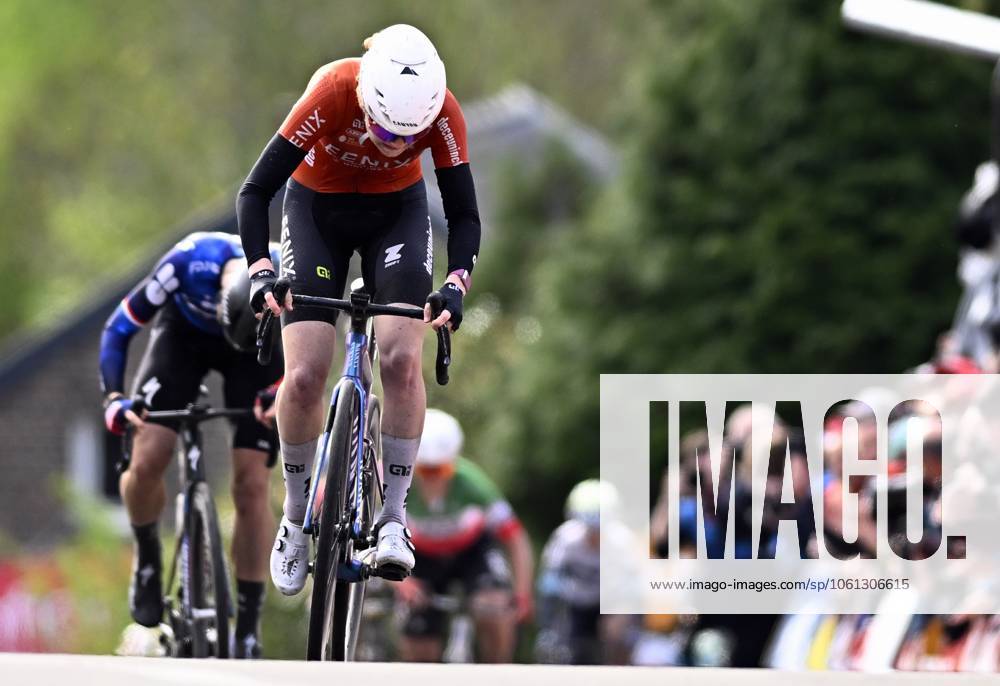Dutch Puck Pieterse of Fenix-Deceuninck and Dutch Demi Vollering of FDJ-Suez sprint to the finish of the women s race of the La Fleche Wallonne , one day cycling race (Waalse Pijl - Walloon Arrow), 140,7 km from Ciney to Huy, Wednesday 23 April 2025. JASPERxJACOBS x121660016x