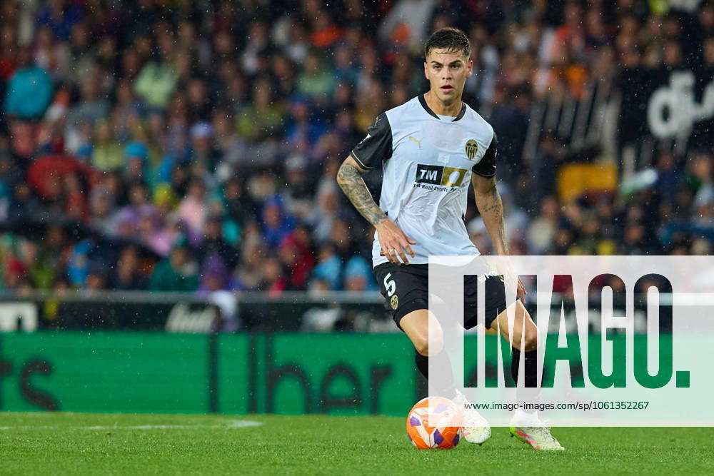 LaLiga EA Sports, Valencia CF v RCD Espanyol de Barcelona VALENCIA, SPAIN - APRIL 22: Enzo Barrenechea Centre-Back of Valencia CF runs with the ball during the LaLiga EA Sports match between Valencia CF and RCD Espanyol de Barcelona at Mestalla Stadium on April 22, 2025 in Valencia, Spain. (Photo by Jose Torres Photo Players Images Magara Press) Valencia Mestalla Stadium Spain