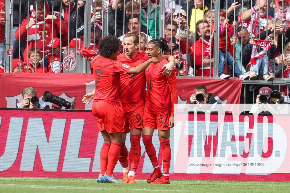The team celebrates Michael Olise 17 FC Bayern Muenchens goal for 2 0, FC Bayern Muenchen vs 1 FSV Mainz 05, Fußball, 1 Bundesliga, 31 Spieltag, 26 04 2025 DFB regulations prohibit any use of photographs as image sequences and or quasi video Muenchen Bayern Germany