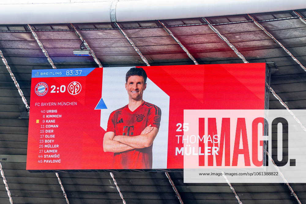 The scoreboard shows Thomas Mueller FC Bayern Muenchen, 25 before his substitution for his 500th Bundesliga match GER, FC Bayern Muenchen vs 1 FSV Mainz 05, Soccer, Bundesliga, Matchday 31, Season 2024 2025, 26 04 2025 GER, FC Bayern Muenchen vs 1 FSV Mainz 05, Football, Bundesliga, Matchday 31, Season 2024 2025, 26 04 2025 Muenchen
