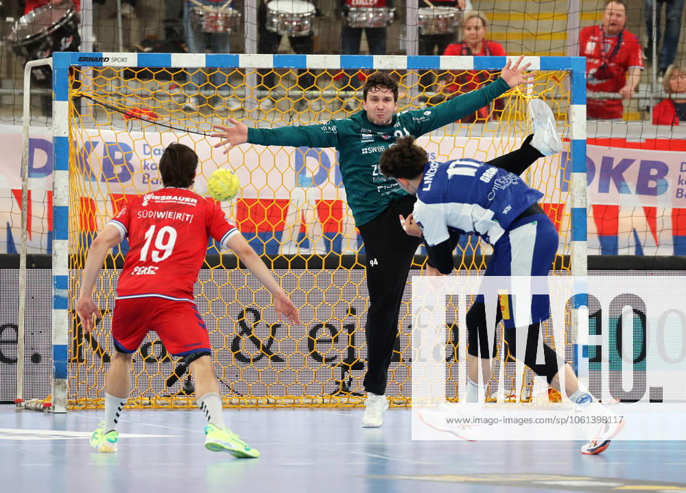 Germany, Bietigheim, Handball 1 Bundesliga, SG BBM Bietigheim vs ThSV Eisenach, f l Gonzalo Perez Arce BBM , Daniel Rebmann BBM , Marko Grgic ThSV