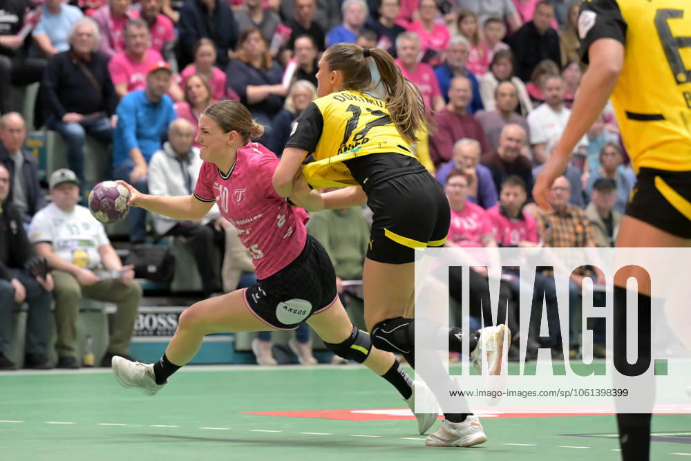 Nele Franz TusSies Metzingen, 10 vs Alicia Langer BVB Borussia Dortmund Handball, 17 TusSies Metzingen vs BVB Borussia Dortmund Handball, Handball, HBF, Playoff, Quarterfinal Game 2, Season 2024 2025, 26 04 2025 TusSies Metzingen vs BVB Borussia Dortmund Handball, Handball, HBF, Playoff, Quarterfinal Game 2, Season 2024 2025, 26 04 2025 Metzingen