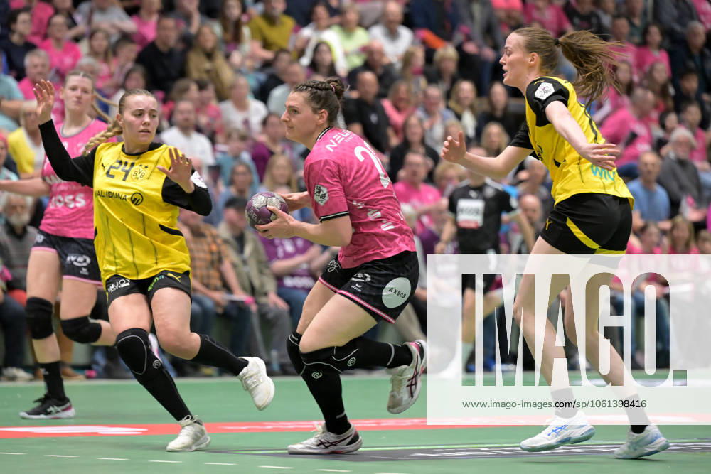 Svenja Huebner TusSies Metzingen, 26 vs Guro Berland Husebo BVB Borussia Dortmund Handball, 24 and Alieke van Maurik BVB Borussia Dortmund Handball, 14 TusSies Metzingen vs BVB Borussia Dortmund Handball, Handball, HBF, Playoff, Quarterfinal Game 2, Season 2024 2025, 26 04 2025 TusSies Metzingen vs BVB Borussia Dortmund Handball, Handball, HBF, Playoff, Quarterfinal Game 2, Season 2024 2025, 26 04 2025 Metzingen