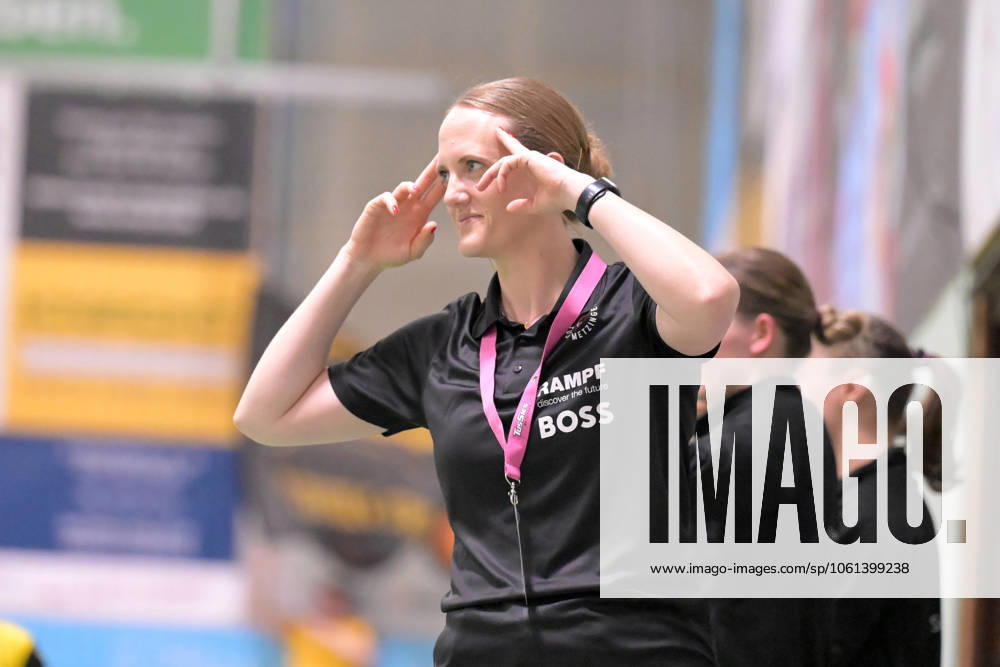 Miriam Hirsch TusSies Metzingen, coach shows it off with Koepchen Games TusSies Metzingen vs BVB Borussia Dortmund Handball, Handball, HBF, Playoff, Quarterfinal Game 2, Season 2024 2025, 26 04 2025 TusSies Metzingen vs BVB Borussia Dortmund Handball, Handball, HBF, Playoff, Quarterfinal Game 2, Season 2024 2025, 26 04 2025 Metzingen